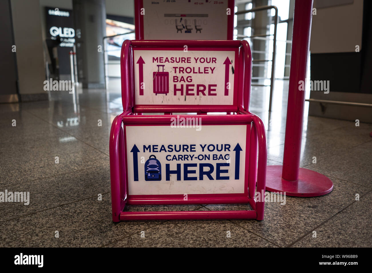 Aéroport - cage en métal pour contrôler les dimensions de transporter sur les bagages à main Banque D'Images