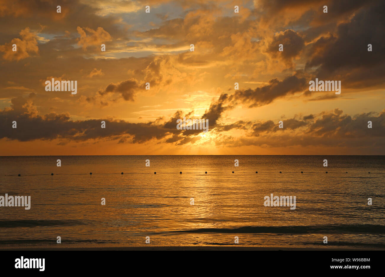Ciel coucher de soleil coloré sur la mer des Caraïbes Banque D'Images