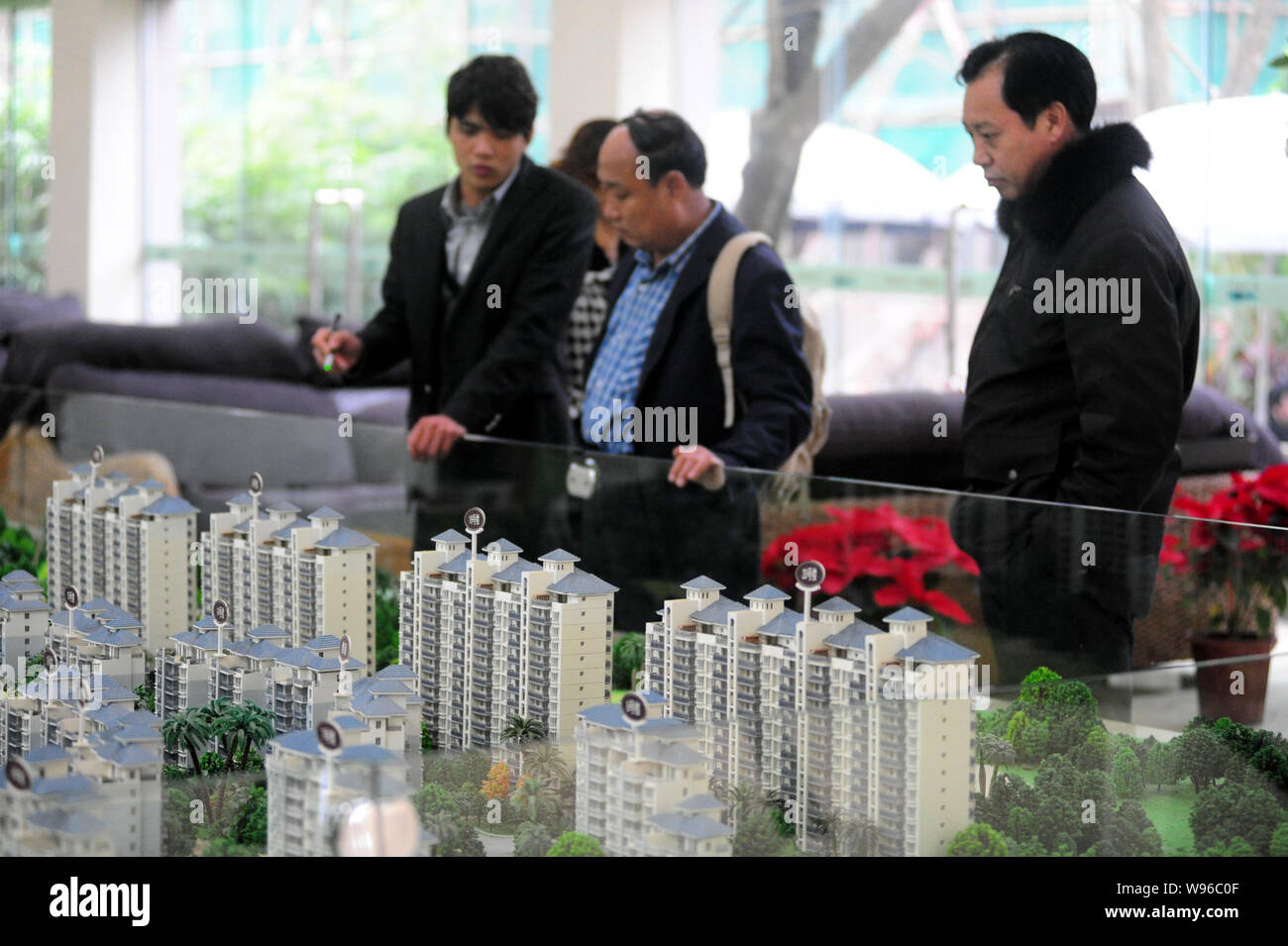 Les acheteurs chinois modèle regarder au centre de vente d'un appartement résidentiel projet pendant le Festival du printemps ou la fête du Nouvel chinois Banque D'Images