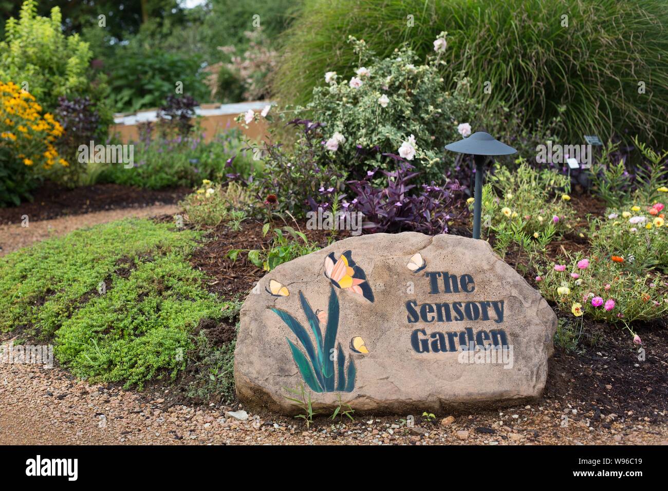 Un signe gravé dans la pierre au jardin sensoriel, au Jardin botanique de l'Ozarks à Fayetteville, Arkansas, USA. Banque D'Images