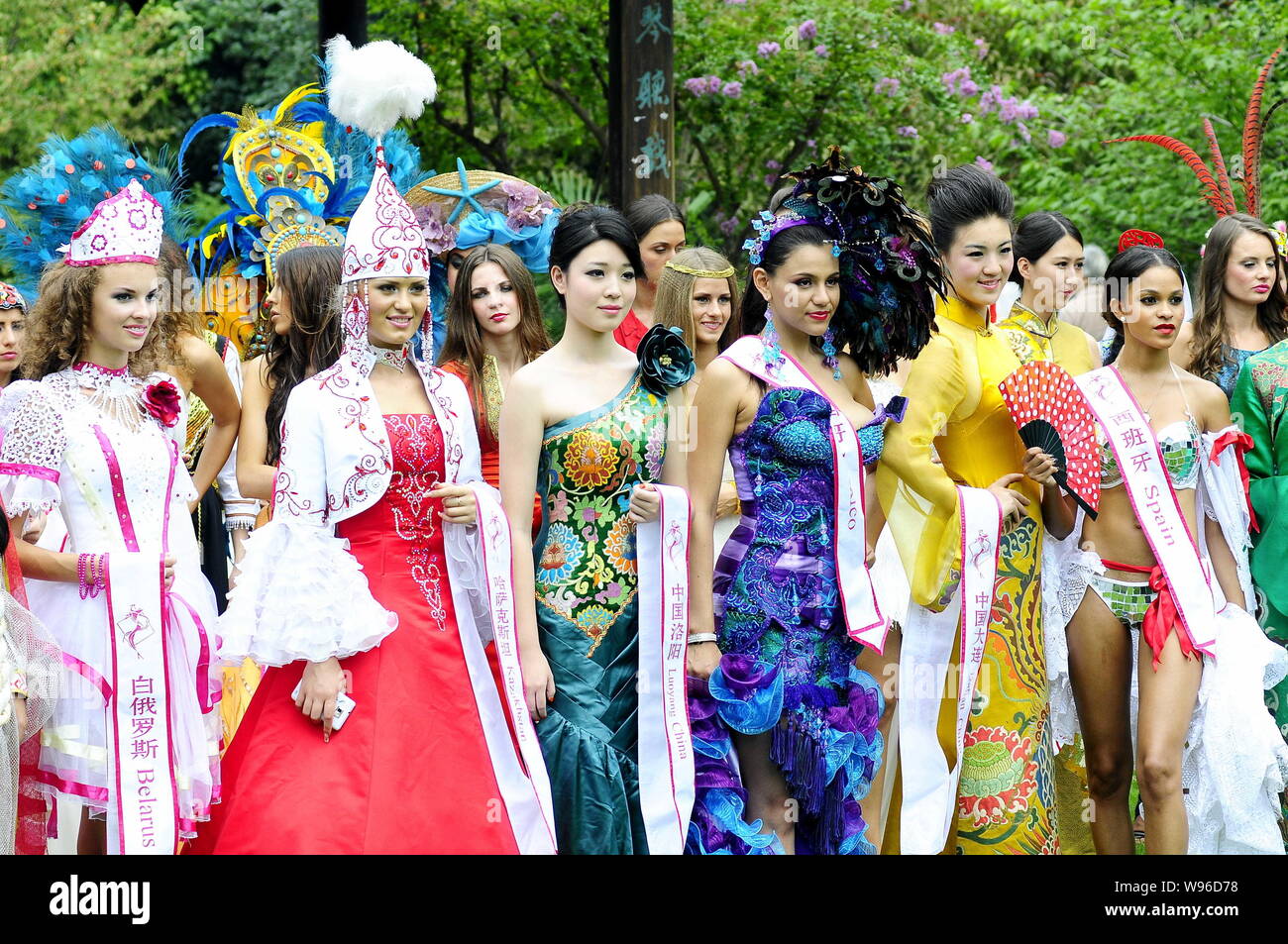 L'investiture de l'élection de Miss Monde 2012 Écotourisme concurrence posent au cours d'une visite à l'ancienne résidence de Ganxi (Xi Nan Li) à Shanghai, Chine de l'Est Banque D'Images