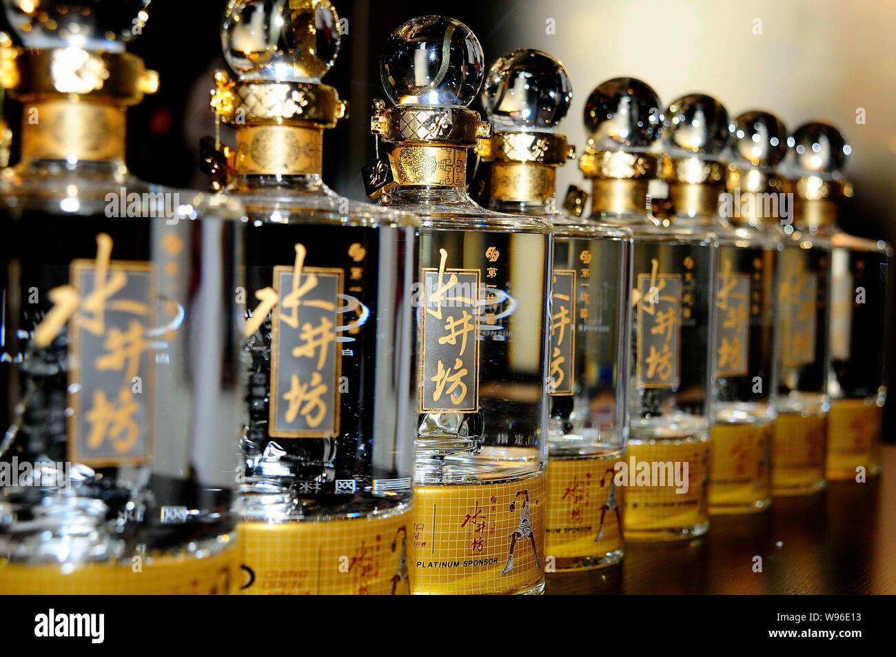 --File--bouteilles de Shui Jing Fang baijiu sont vus à un magasin spécialisé à Beijing, Chine, 2 octobre 2011. Diageo Plc, le plus grand de l'alcool c Banque D'Images --File--bouteilles de Shui Jing Fang baijiu sont vus à un magasin spécialisé à Beijing, Chine, 2 octobre 2011. Diageo Plc, le plus grand de l'alcool c Banque D'Images