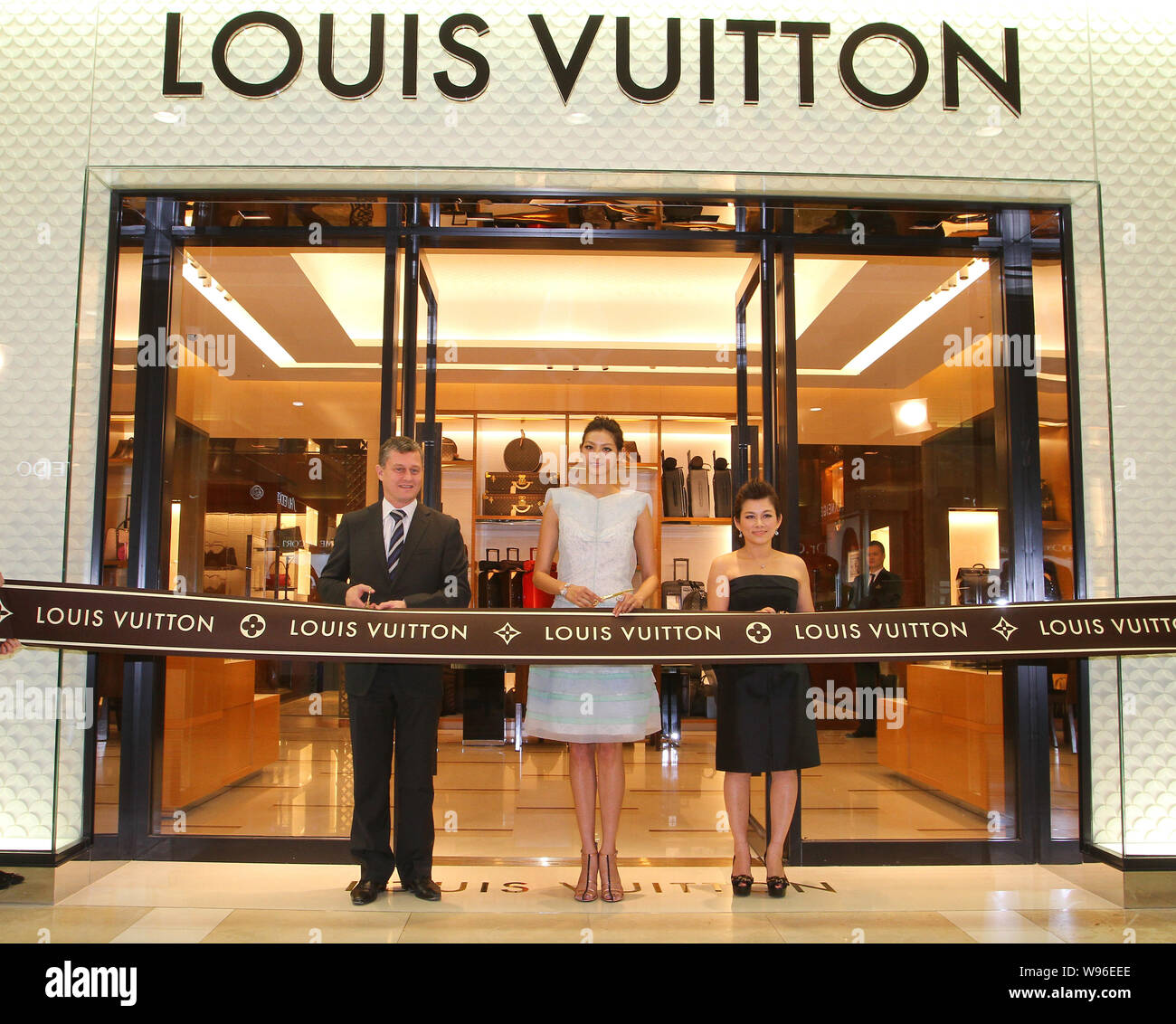 Modèle taiwanais Patina Lam (C) coupe le ruban lors d'une cérémonie de  réouverture pour Louis Vuitton flagship store à Tainan, une ville du sud de  Taiwan, 18 J Photo Stock - Alamy