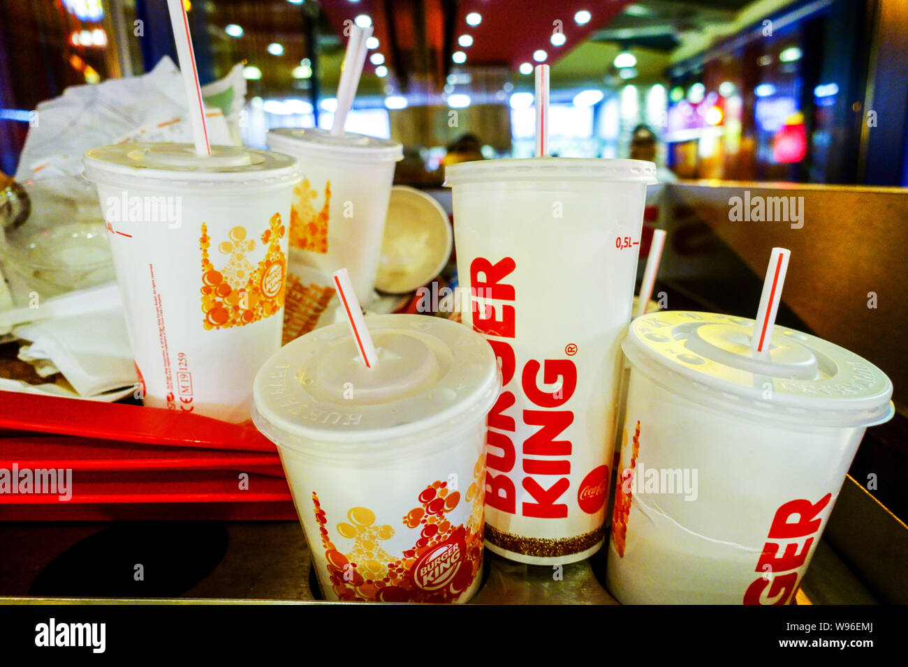 Burger King, vide les restes de tasses avec paille en plastique Photo Stock  - Alamy