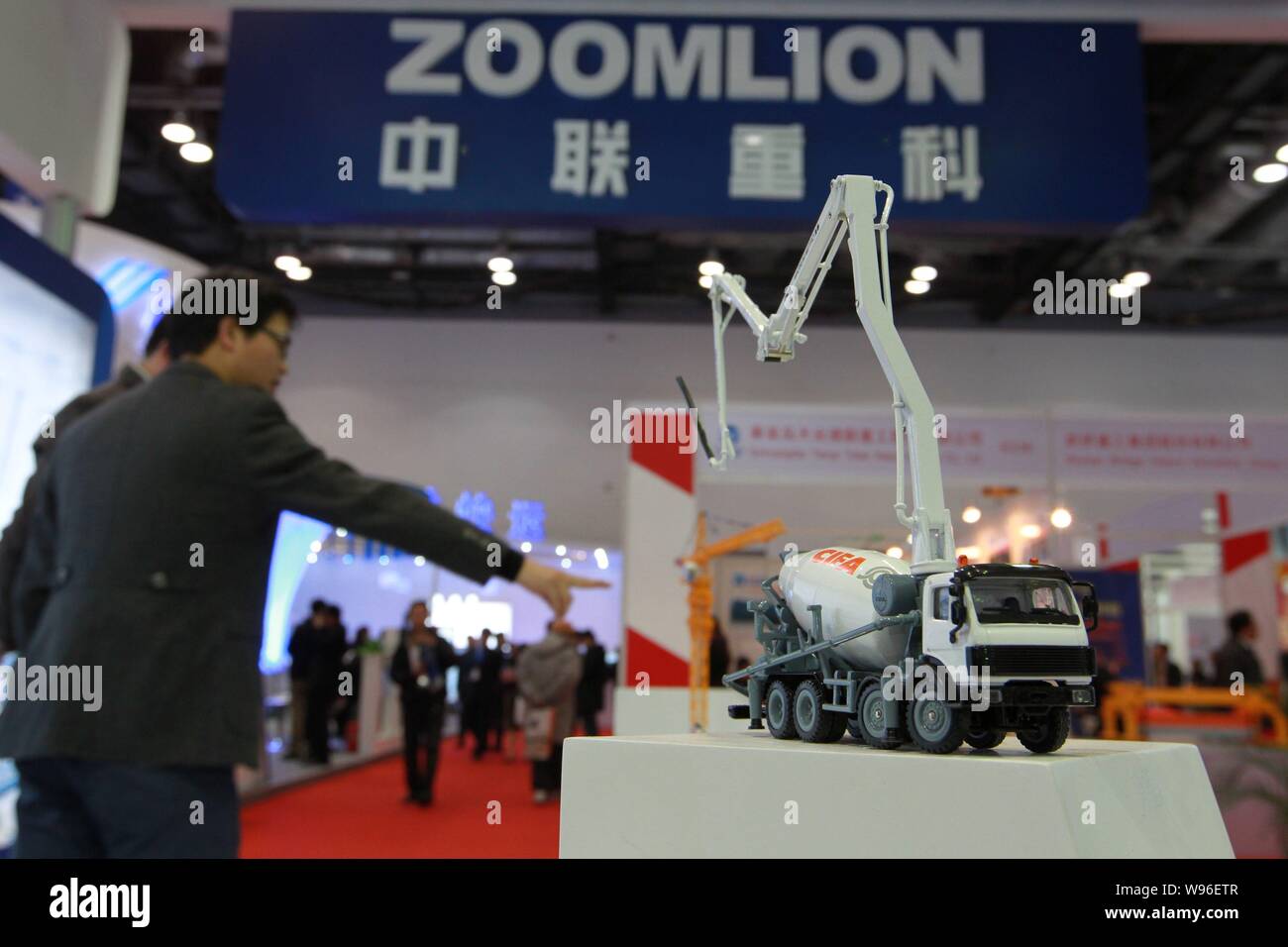 --File--visiteurs portent sur le stand de Changsha Zoomlion Heavy Industry Science & Technology Development Co. lors d'une exposition à Beijing, Chine Banque D'Images