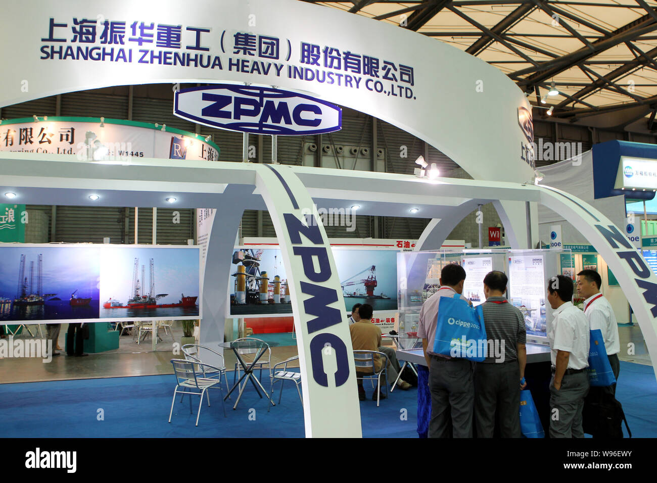 --FILE--personnes visitent le stand de ZPMC (Zhenhua Port Machinery Co.,Ltd) et Shanghai Zhenhua Heavy Industry Co., Ltd. pendant une exposition à Shangha Banque D'Images