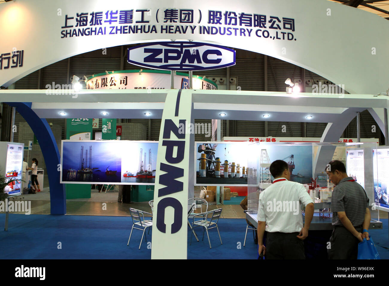 --FILE--personnes visitent le stand de ZPMC (Zhenhua Port Machinery Co.,Ltd) et Shanghai Zhenhua Heavy Industry Co., Ltd. pendant une exposition à Shangha Banque D'Images