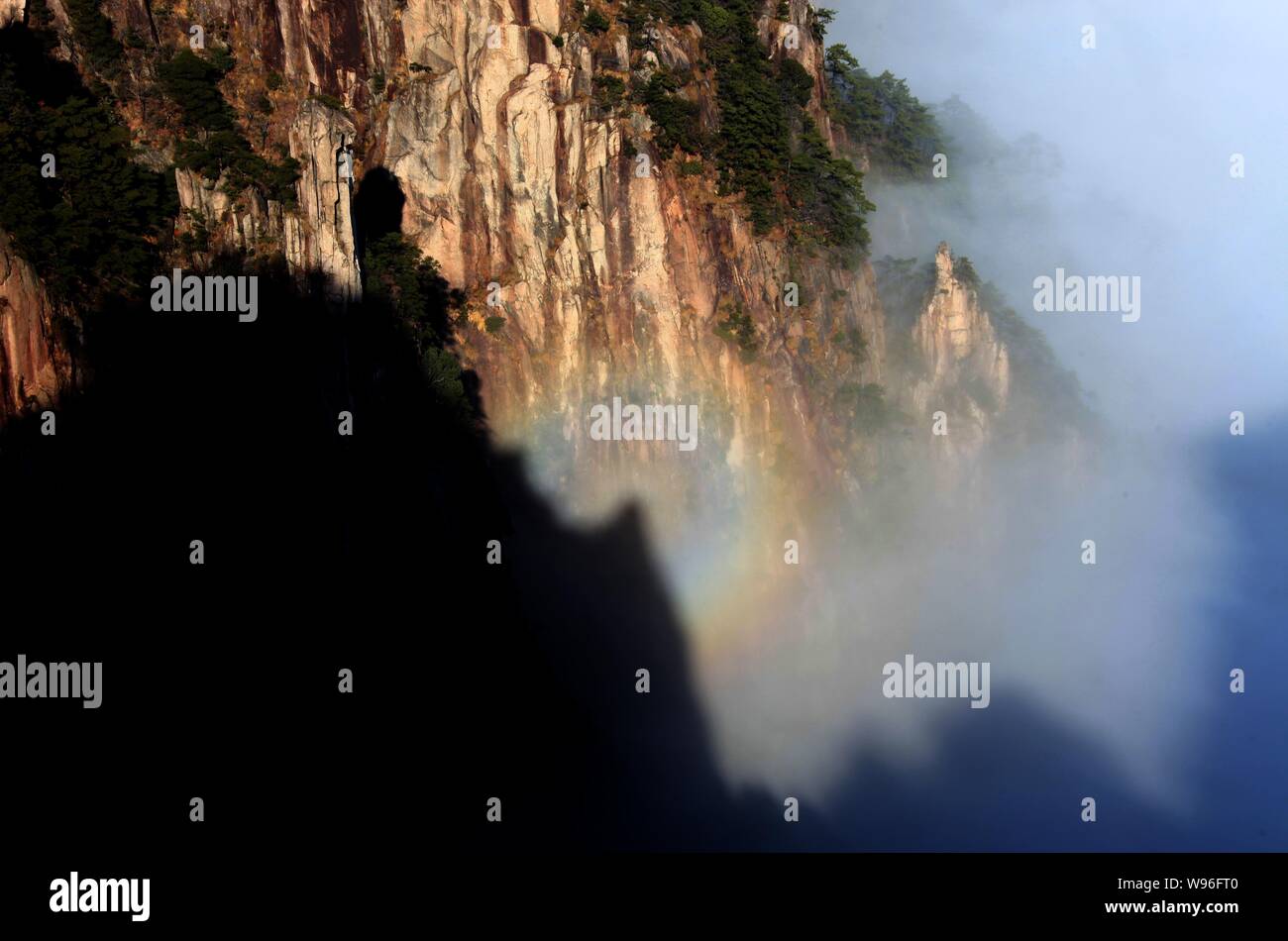 Un arc-en-ciel circulaire est vu dans les Yellow Mountain scenic spot à Huangshan city, à l'est la province de l'Anhui, Chine 28 décembre 2012. Banque D'Images