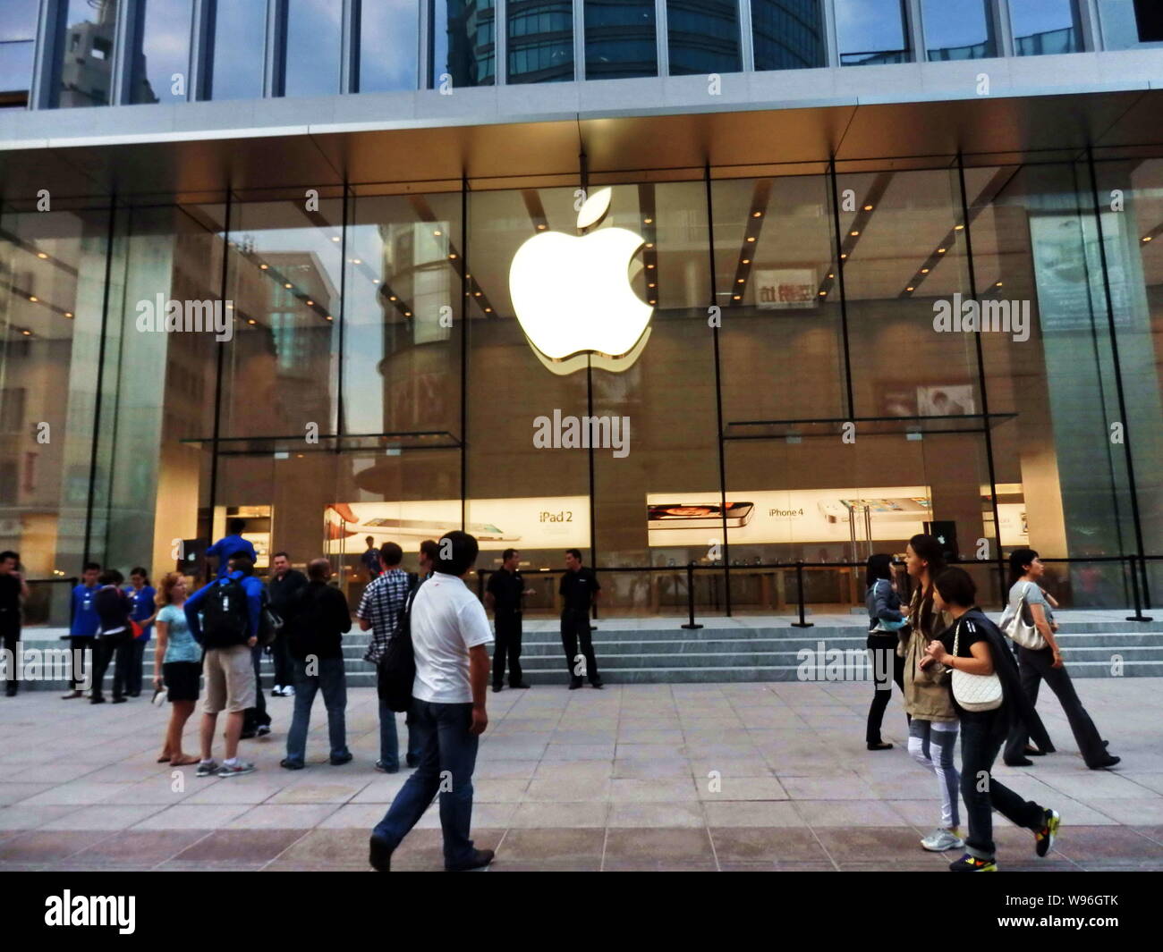 --File--piétons passent devant un Apple store à Shanghai, Chine, le 18 septembre 2011. Apple Inc a reçu une licence de télécommunications pour libérer t Banque D'Images