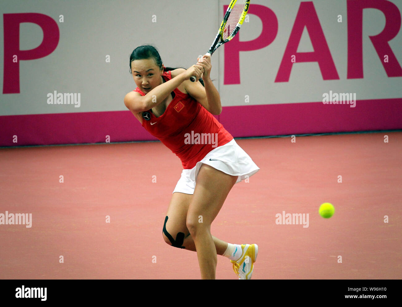 Peng Shuai de Chine renvoie une tourné contre Yaroslava Shvedova du Kazakstan dans leur match du groupe I au cours de la Fed Cup 2012 Tournoi de tennis de la Zone Asie Banque D'Images