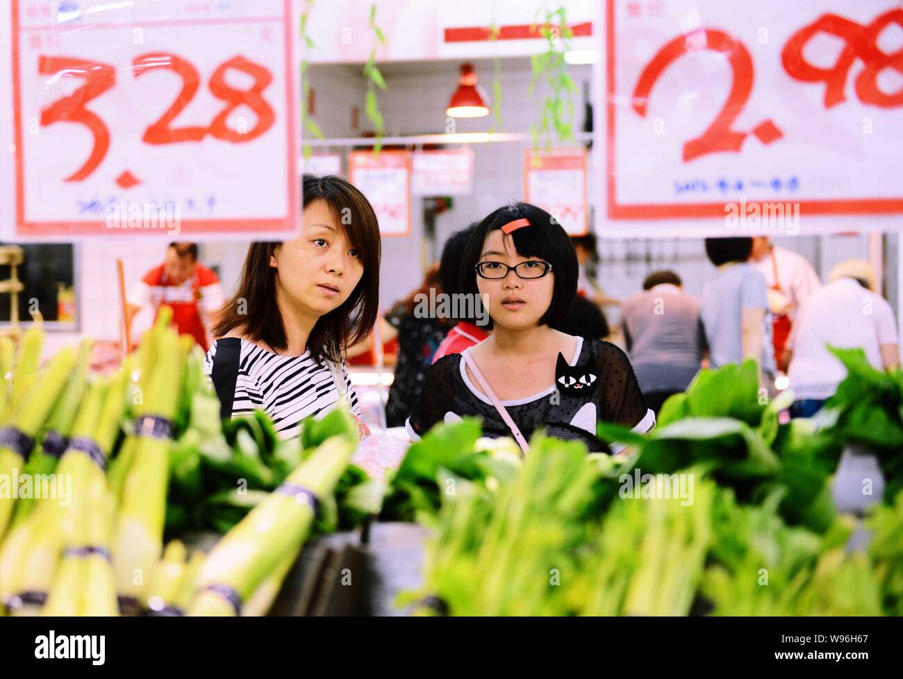 Les clients chinois acheter des légumes dans un supermarché de la ville de Hangzhou, province de Zhejiang, Chine de l'est 9 septembre 2012. Chines taux annuel de consommateur Banque D'Images