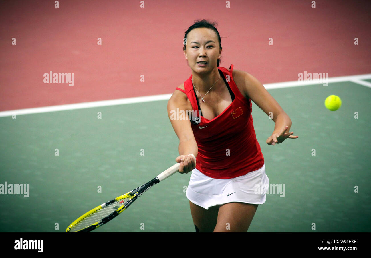 Peng Shuai de Chine renvoie une tourné contre Yaroslava Shvedova du Kazakstan dans leur match du groupe I au cours de la Fed Cup 2012 Tournoi de tennis de la Zone Asie Banque D'Images