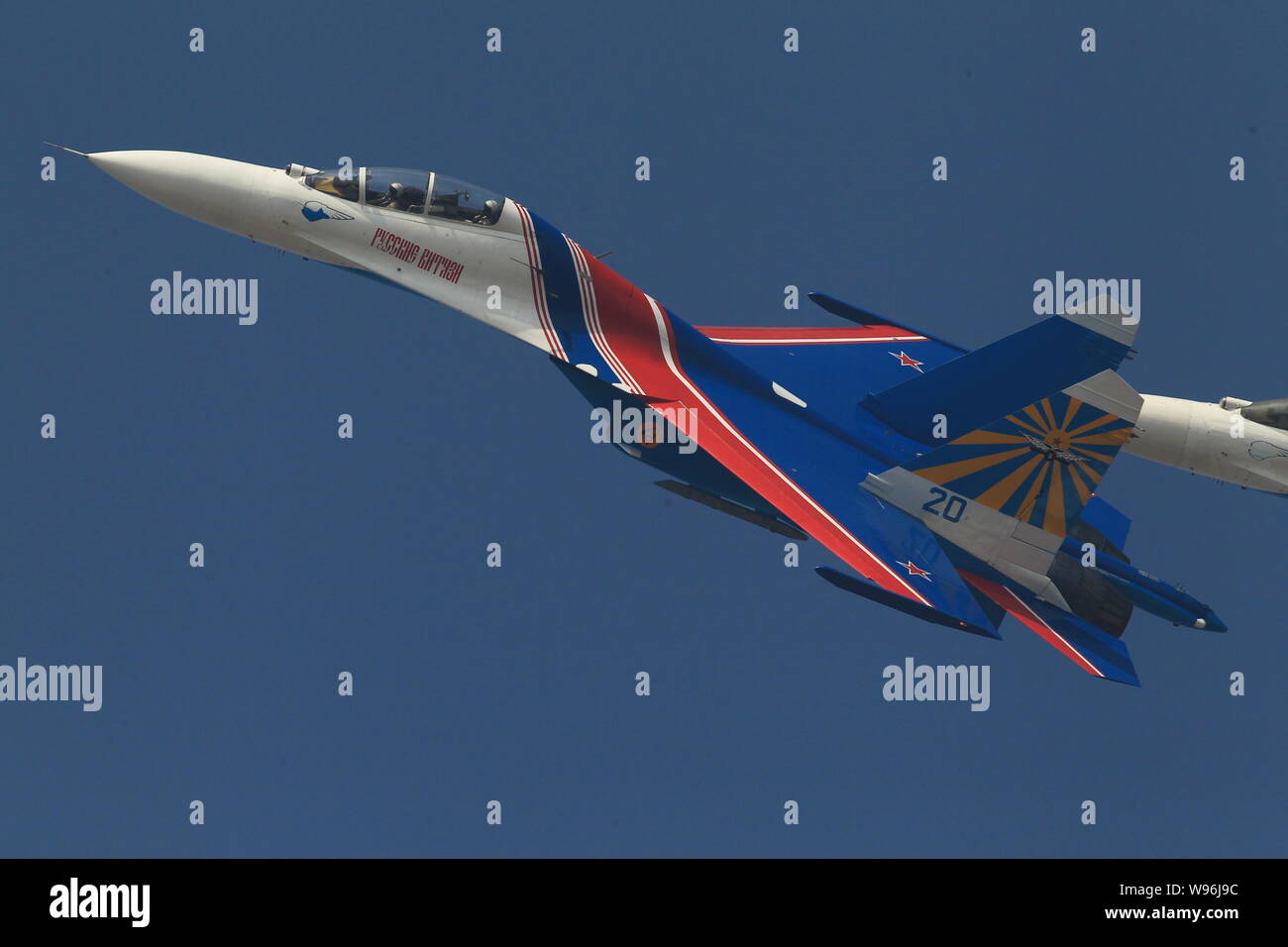 Avions de combat SU-27 de l'équipe acrobatique russe, la Fédération de chevaliers, voler dans une exécution en vol au cours de la 9e internationale de la Chine et de l'Aviation Aerospa Banque D'Images