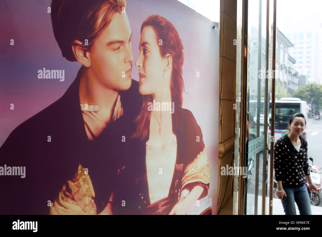 Un moviegoer chinois passe devant une affiche pour la version 3D du film, Titanic, dans un cinéma du Nantong ville, province de Jiangsu, Chine orientale, le 10 avril Banque D'Images