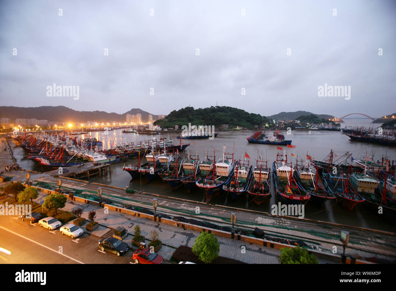 Les bateaux de pêche sont à quai dans un port comme le typhon Haikui approches dans le comté de Xiangshan, Ningbo, province de Zhejiang, Chine de l'est 6 août 2012. Se Banque D'Images