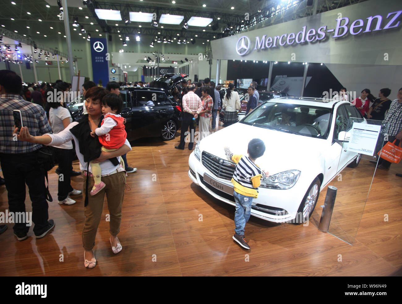 Les visiteurs regarder Mercedes-Benz Cars lors d'une auto show de Wuhan, province de Hubei, Chine centrale 13 octobre 2012. L'écart entre ventes Mercede Banque D'Images