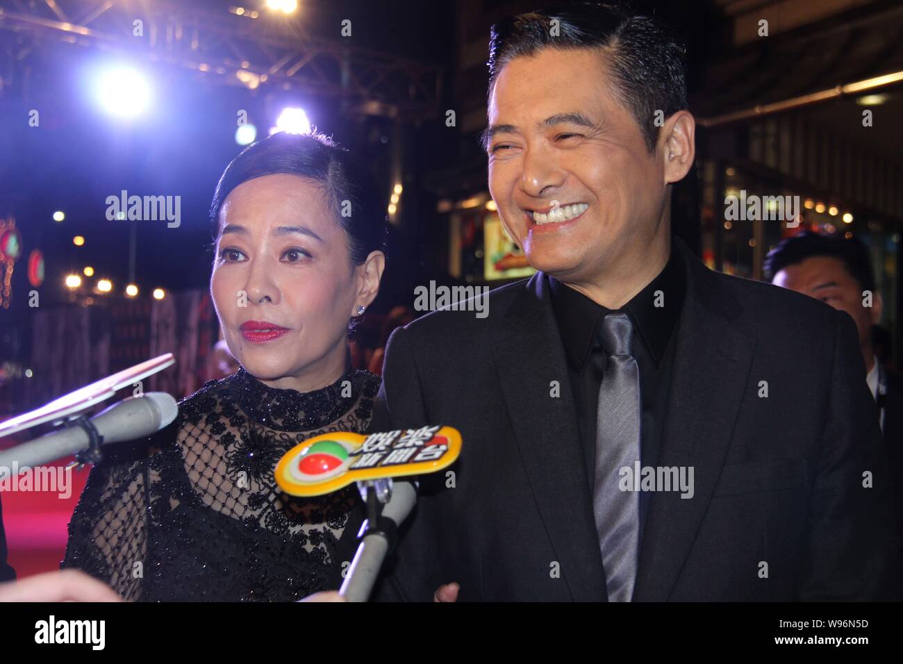 Hong Kong l'acteur Chow Yun-fat (à droite), sa femme Jasmine Tan (à gauche) posent à la première du film, le dernier Tycoon, à Singapour, le 4 décembre 2012. Banque D'Images