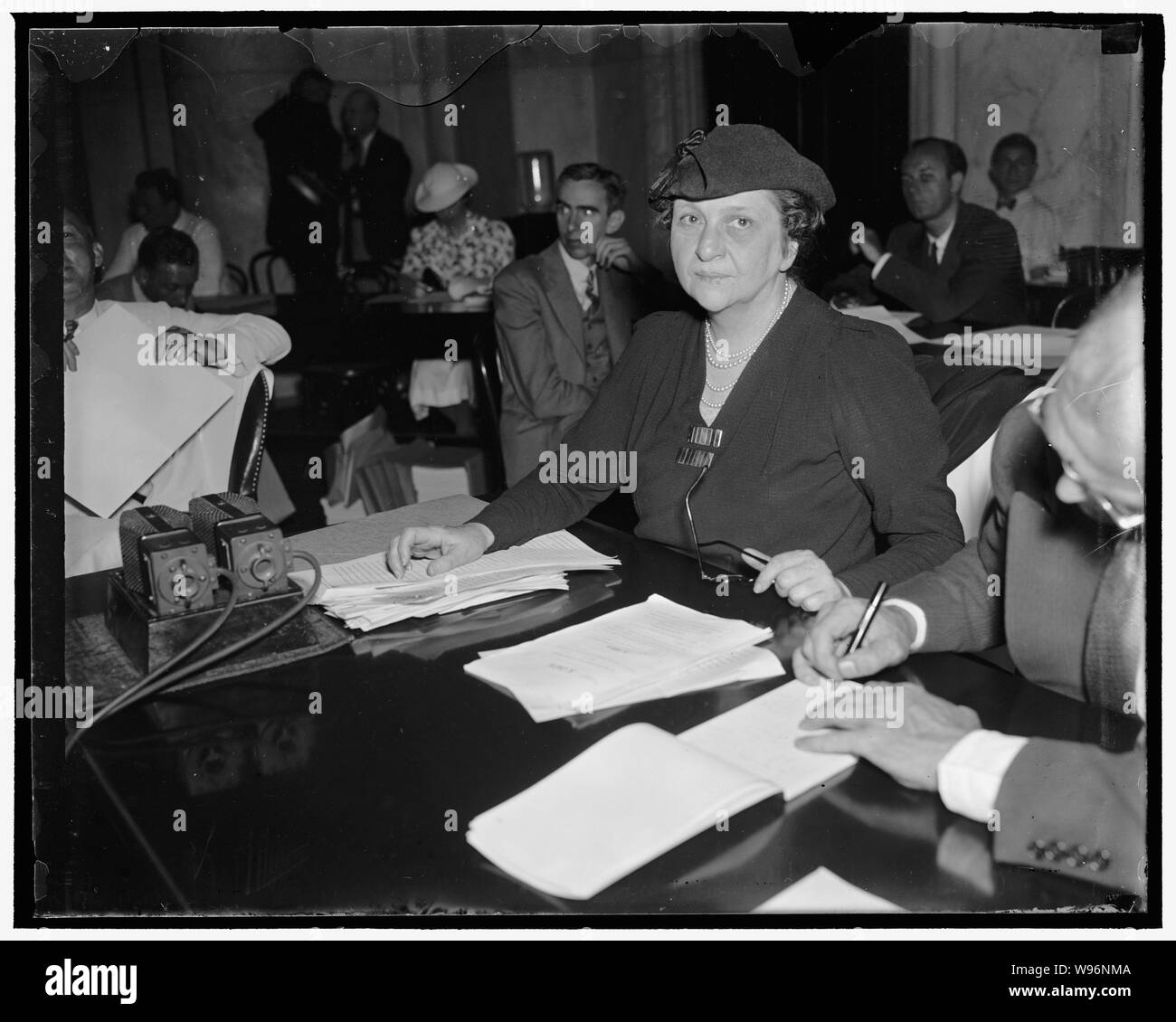 L'industrie américaine sera bénéficié si travail salarié-et-heure le projet de loi est adopté, affirme Mme. Perkins. Washington, D.C., le 4 juin. L'industrie américaine sera un bénéficiaire principal des legeslation à stabiliser les salaires, les heures et les conditions de travail, Secrétaire des labeurs Perkins a dit au Sénat et à la Chambre des comités du travail aujourd'hui, devant qui elle a comparu à approuver le Black-Connery de salaires et d'horaires de loi. Suppression des conditions de misère est l'objet de ce projet de loi en attente, 6/4/37 Banque D'Images