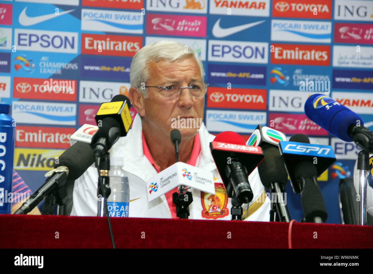 Marcello Lippi, le nouvel entraîneur en chef de Guangzhou Evergrande football club, est photographié au cours d'une conférence de presse pour la Ligue des Champions de l'AFC à Guangzhou, Banque D'Images