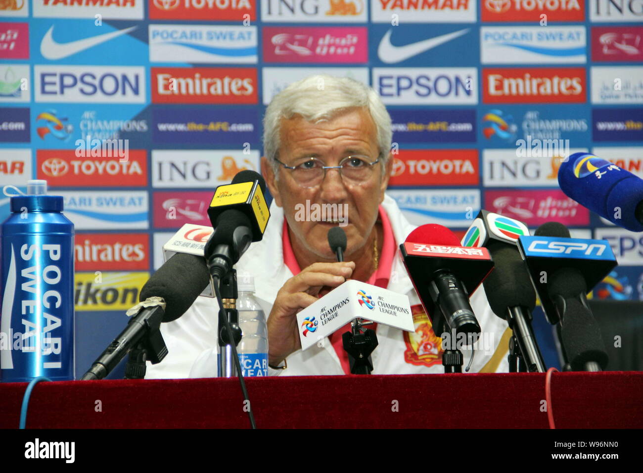 Marcello Lippi, le nouvel entraîneur en chef de Guangzhou Evergrande football club, est photographié au cours d'une conférence de presse pour la Ligue des Champions de l'AFC à Guangzhou, Banque D'Images