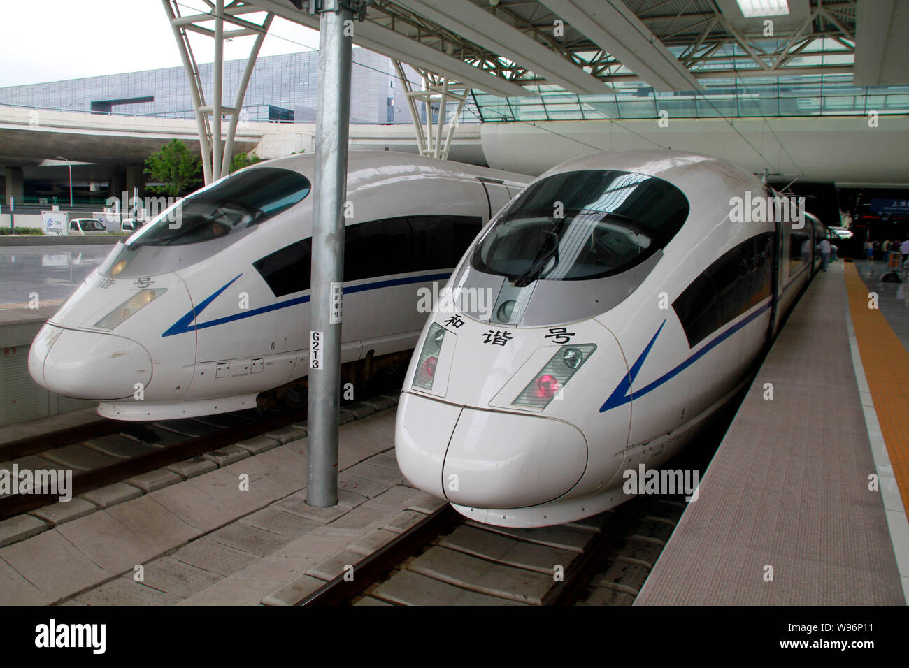 --File--Deux bullet trains, fabriqués par la Chine CNR Corporation Limited, sont illustrés à la gare ferroviaire de Shanghai Hongqiao de Shanghai, Chine, 11 Banque D'Images