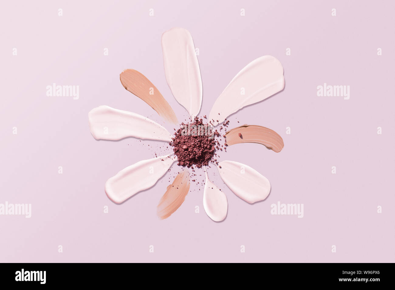 Les frottis maquillage forme fleur sur fond rose Banque D'Images