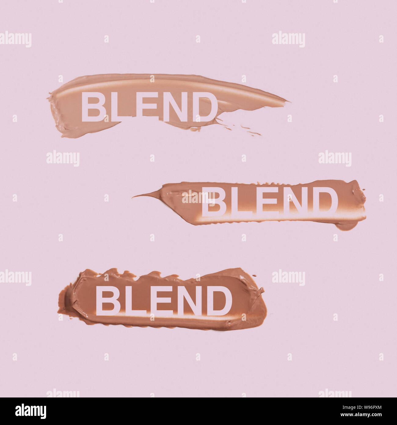Fondation maquillage tons crème sur fond rose avec mélange de mots Banque D'Images