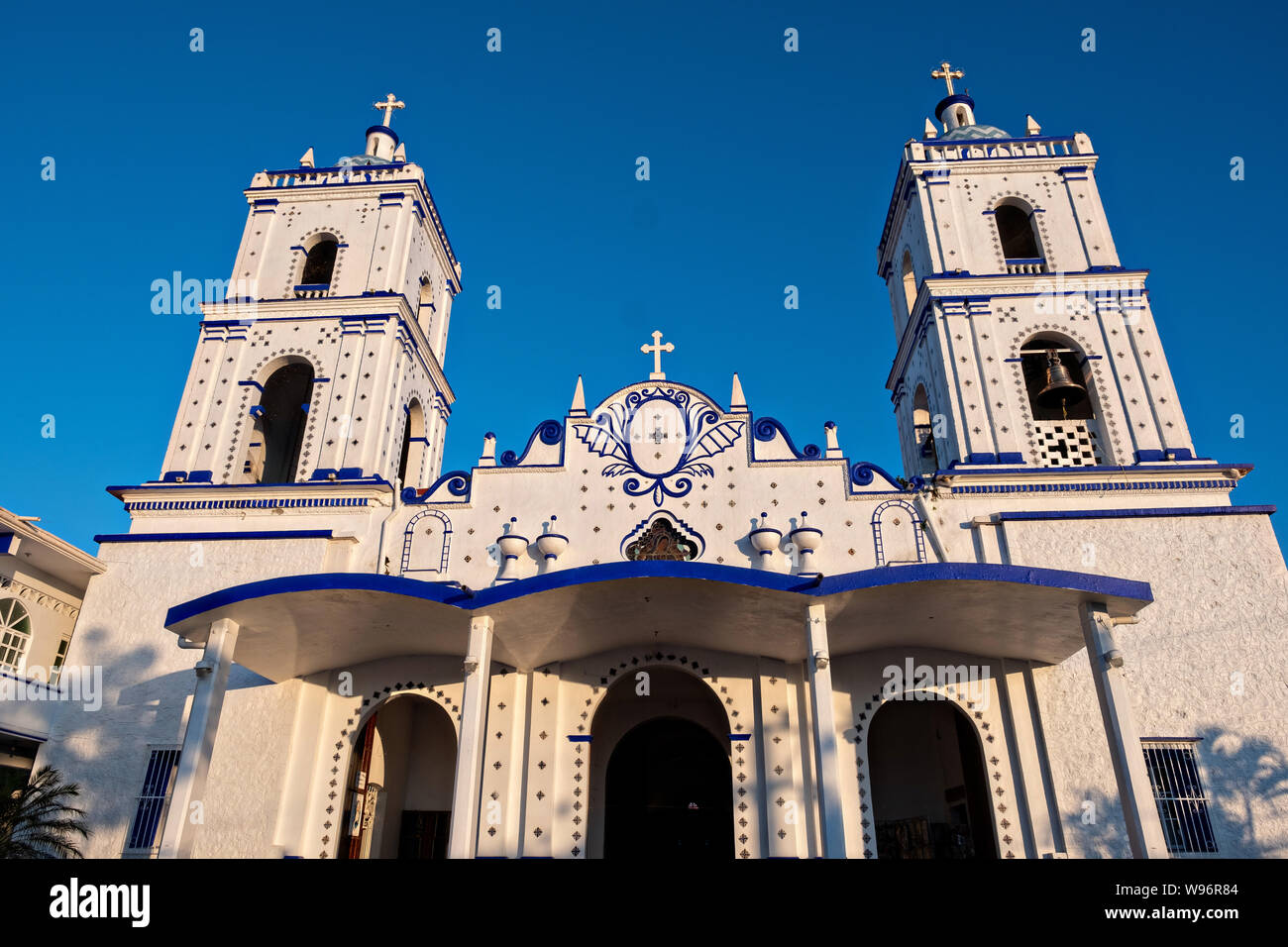 La Basilique de Notre Dame du Mont Carmel Eglise catholique au coucher du  soleil à Catemaco, Veracruz, Mexique. La ville est construite le long d'un  lac d'eau douce tropical au centre de