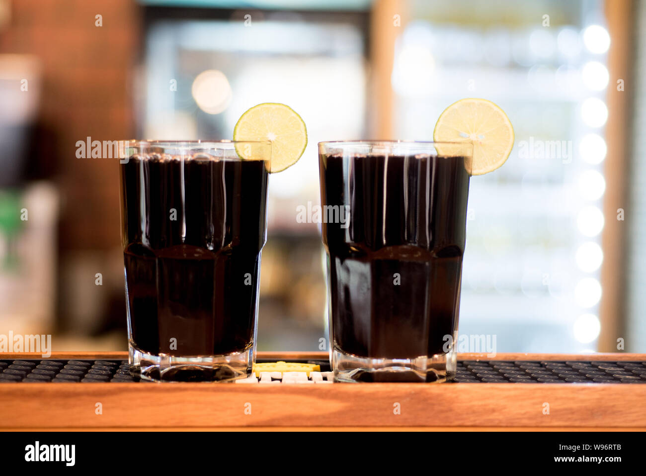 La chicha morada - boire dans les régions andines du Pérou. La chicha morada est fabriqué à partir de maïs violet. Banque D'Images