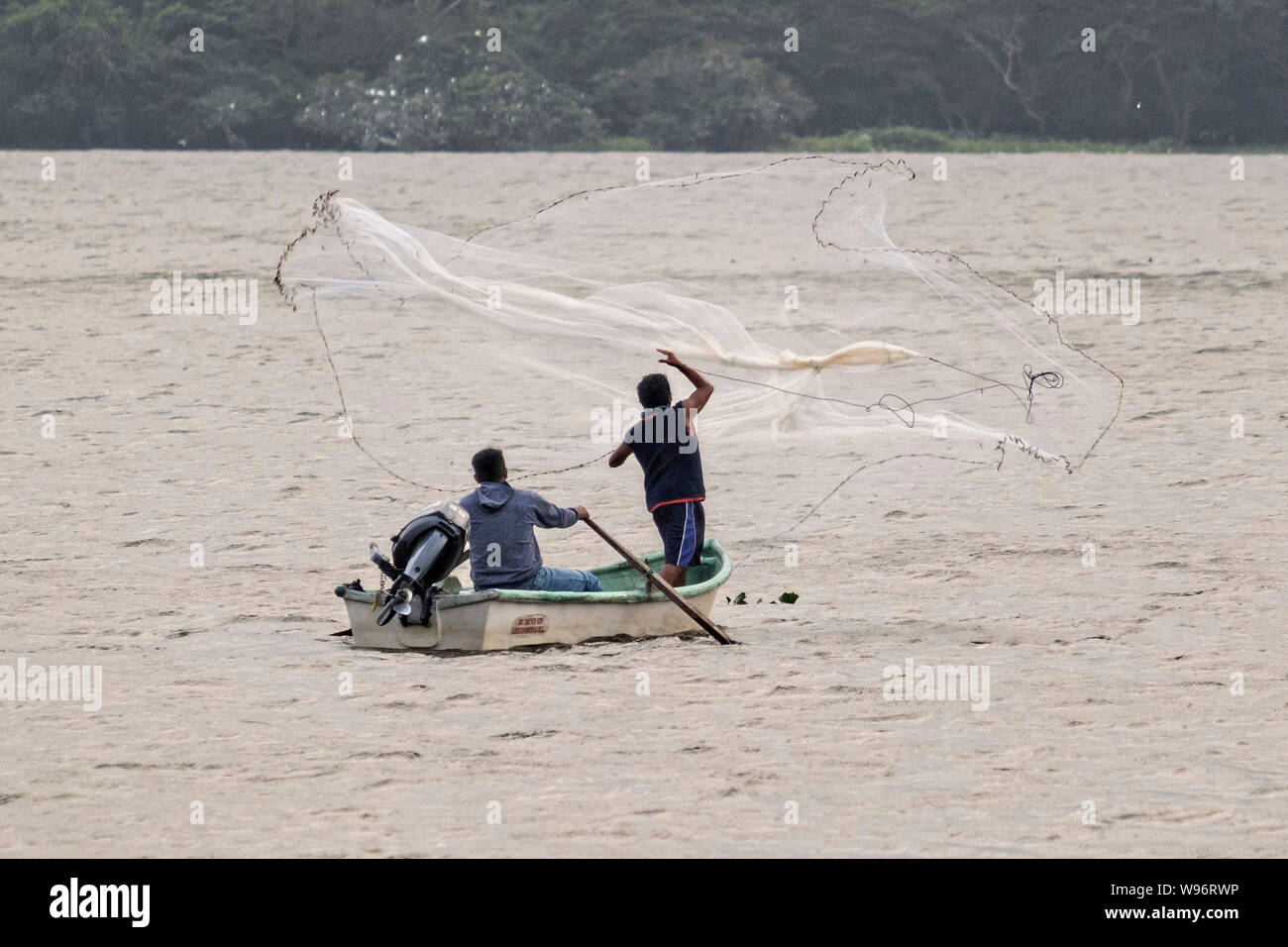 Les pêcheurs utilisent un épervier au lac Catemaco à Catemaco, Veracruz, Mexique. Le lac d'eau douce tropical au centre de la Sierra de Los Tuxtlas, est une destination touristique populaire et connu pour libre allant des singes, la forêt tropicale et de sorcières mexicain connu sous le nom de Brujos. Banque D'Images