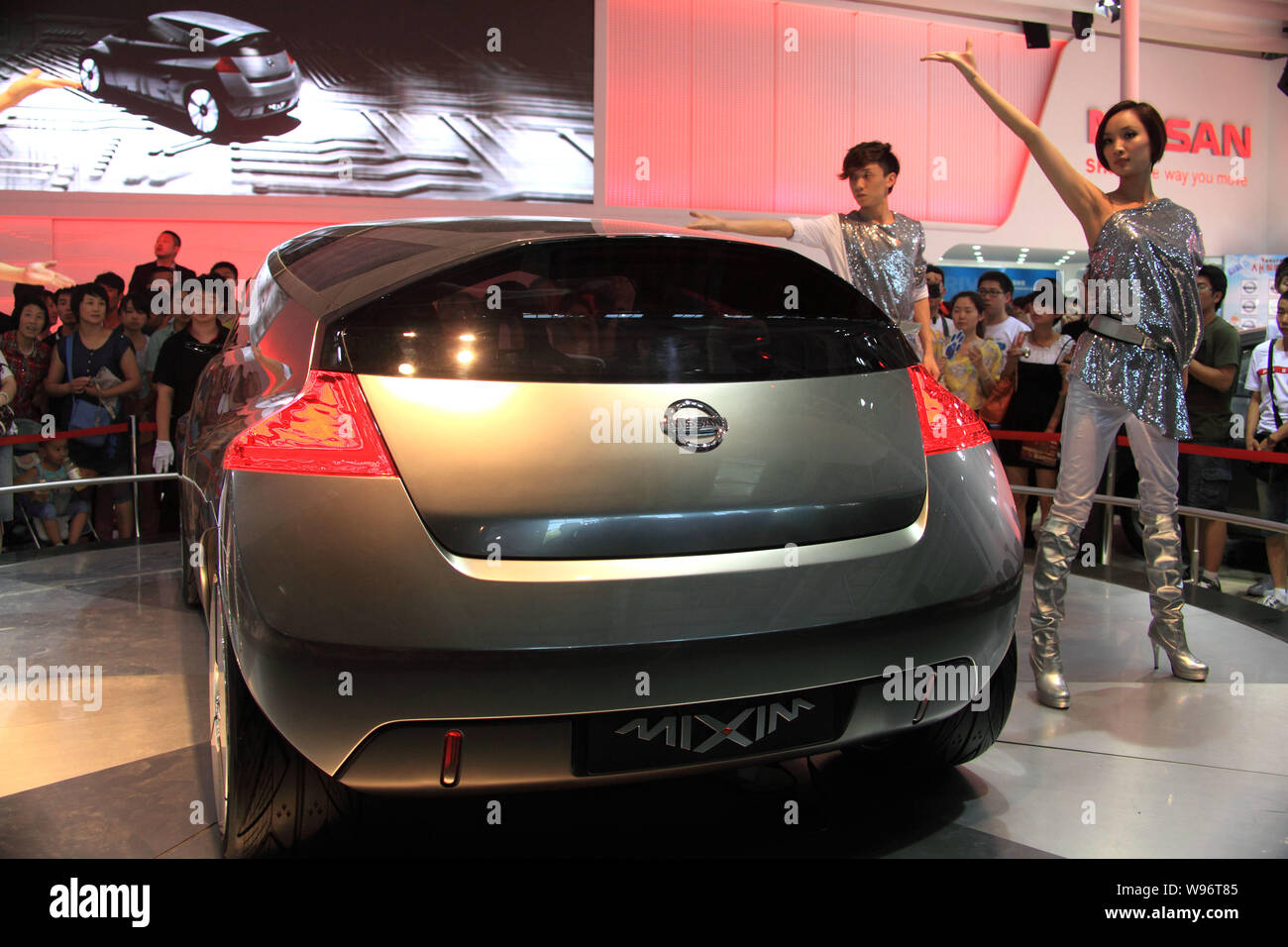 Les modèles posent par une Nissan Mixim lors d'une auto show de Changchun city, province de Jilin, en Chine du Nord-Est, du 15 juillet 2012. Une Nissan Mixim (Dimanche 15 Juillet 2 Banque D'Images