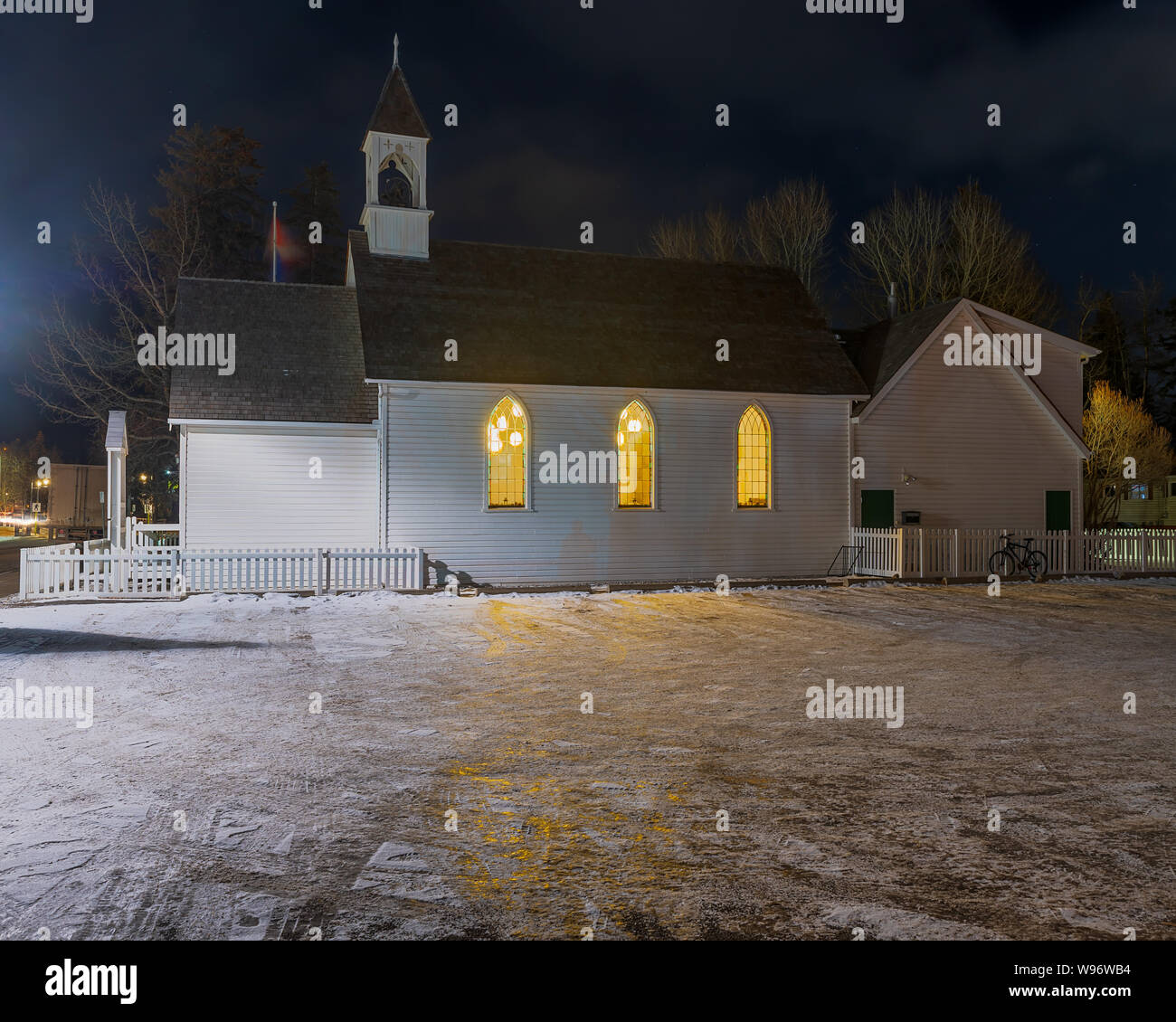 Vue de nuit sur United Church à Canmore, Alberta, Canada Banque D'Images