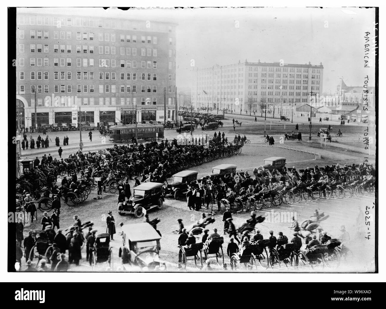 Les touristes américains à Tokyo. Shot de foule avec street et bâtiments en arrière-plan. Banque D'Images