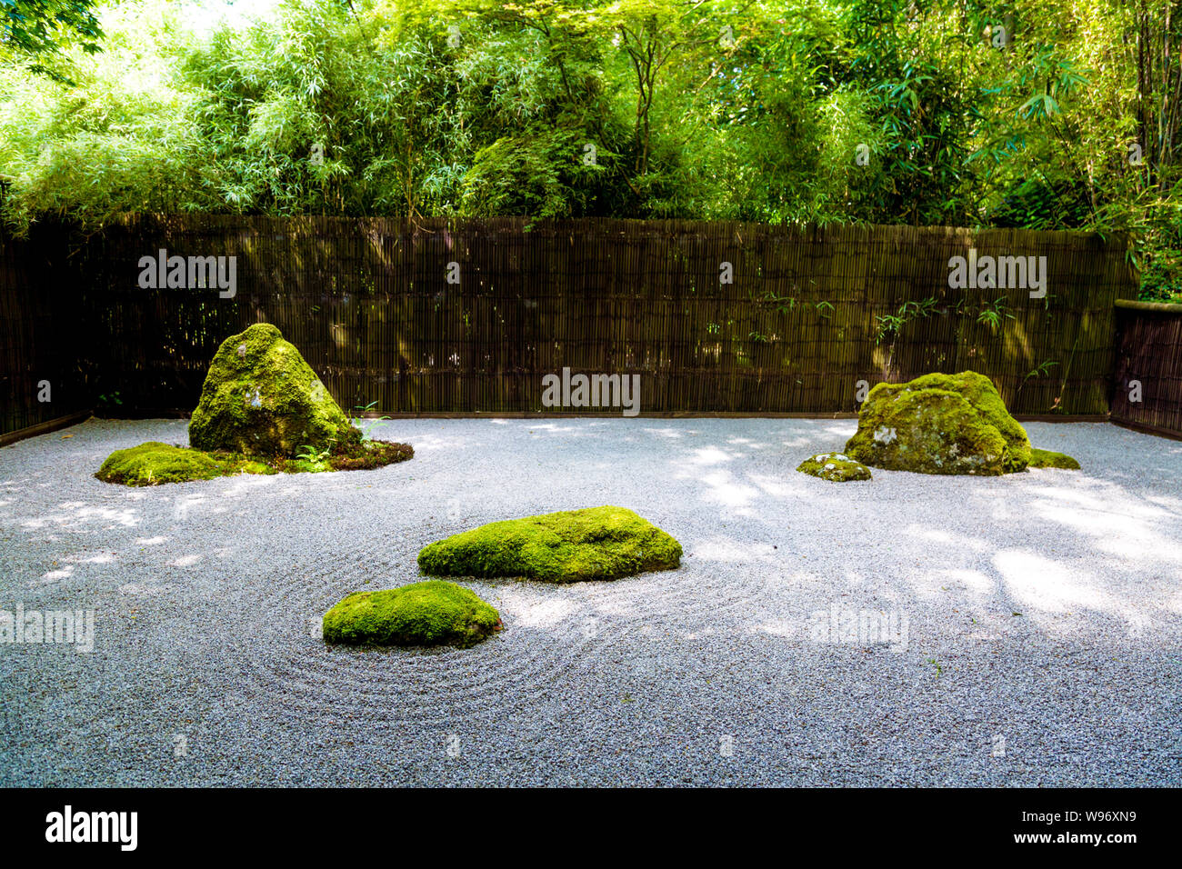 Le Zen rock garden (karesansui) au jardin Japonais à St Mawgan, Cornwall, UK Banque D'Images