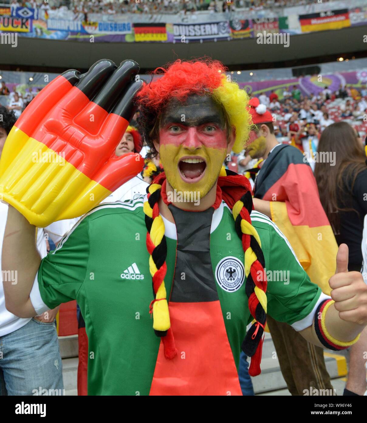 Un supporter de football d'Allemagne est photographié avant la demi-finale entre l'Italie et l'Allemagne au cours de l'UEFA Championnat d'Europe de football en 2012 dans les guerres Banque D'Images