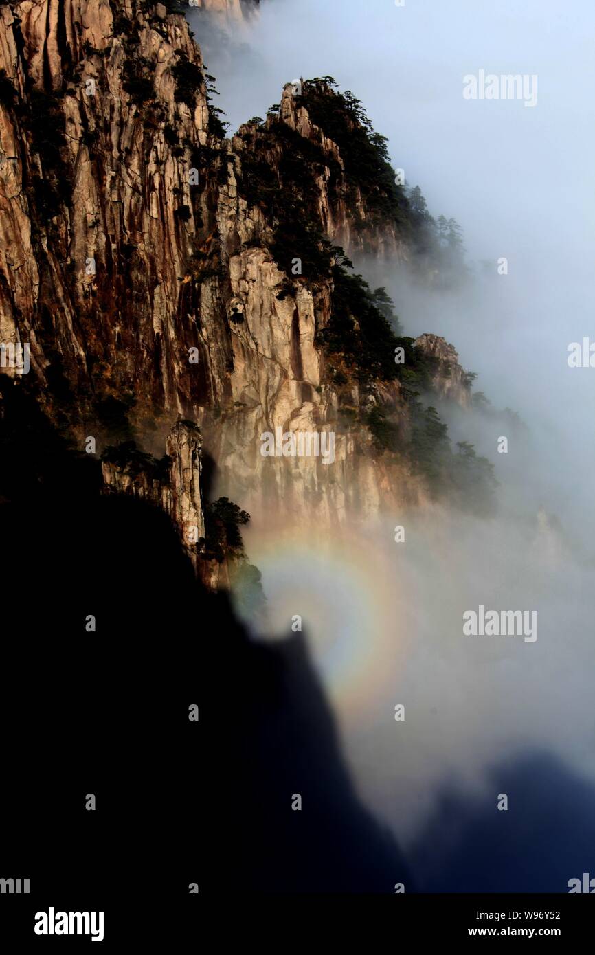 Un arc-en-ciel circulaire est vu dans les Yellow Mountain scenic spot à Huangshan city, à l'est la province de l'Anhui, Chine 28 décembre 2012. Banque D'Images