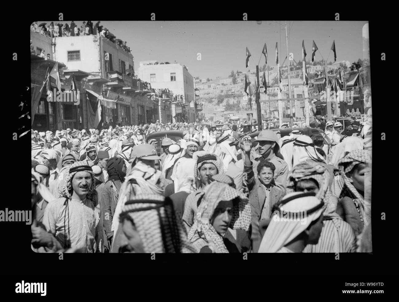 Amman. 24e anniversaire de la révolte arabe sous le Roi Hussein & Laurent, le 11 septembre 1940, célébration. La foule sur la place de la municipalité immédiatement après le départ de S.S. le Emir, etc. Banque D'Images