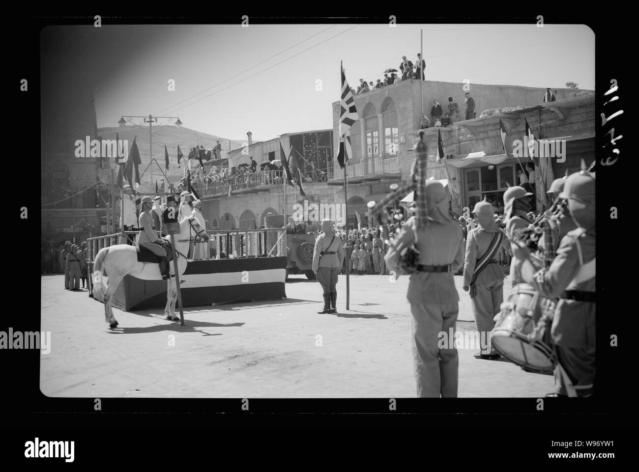 Amman. 24e anniversaire de la révolte arabe sous le Roi Hussein & Laurent, le 11 septembre 1940, célébration. Une scène de la place de la municipalité au cours de la dernière parade (mars) Banque D'Images