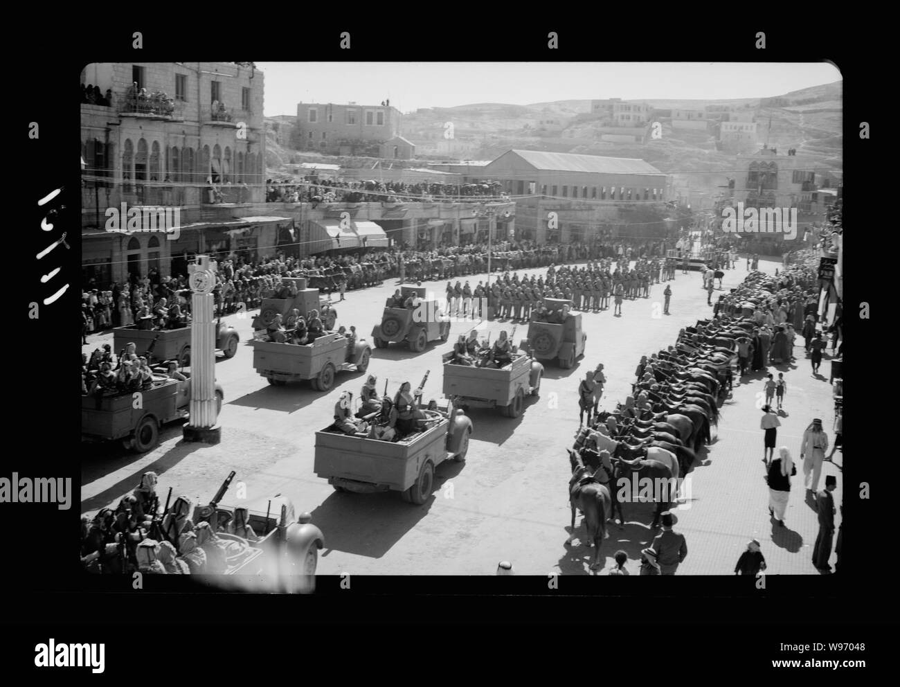 Amman. 24e anniversaire de la révolte arabe sous le Roi Hussein & Laurent, le 11 septembre 1940, célébration. Le défilé en municipalité square Banque D'Images