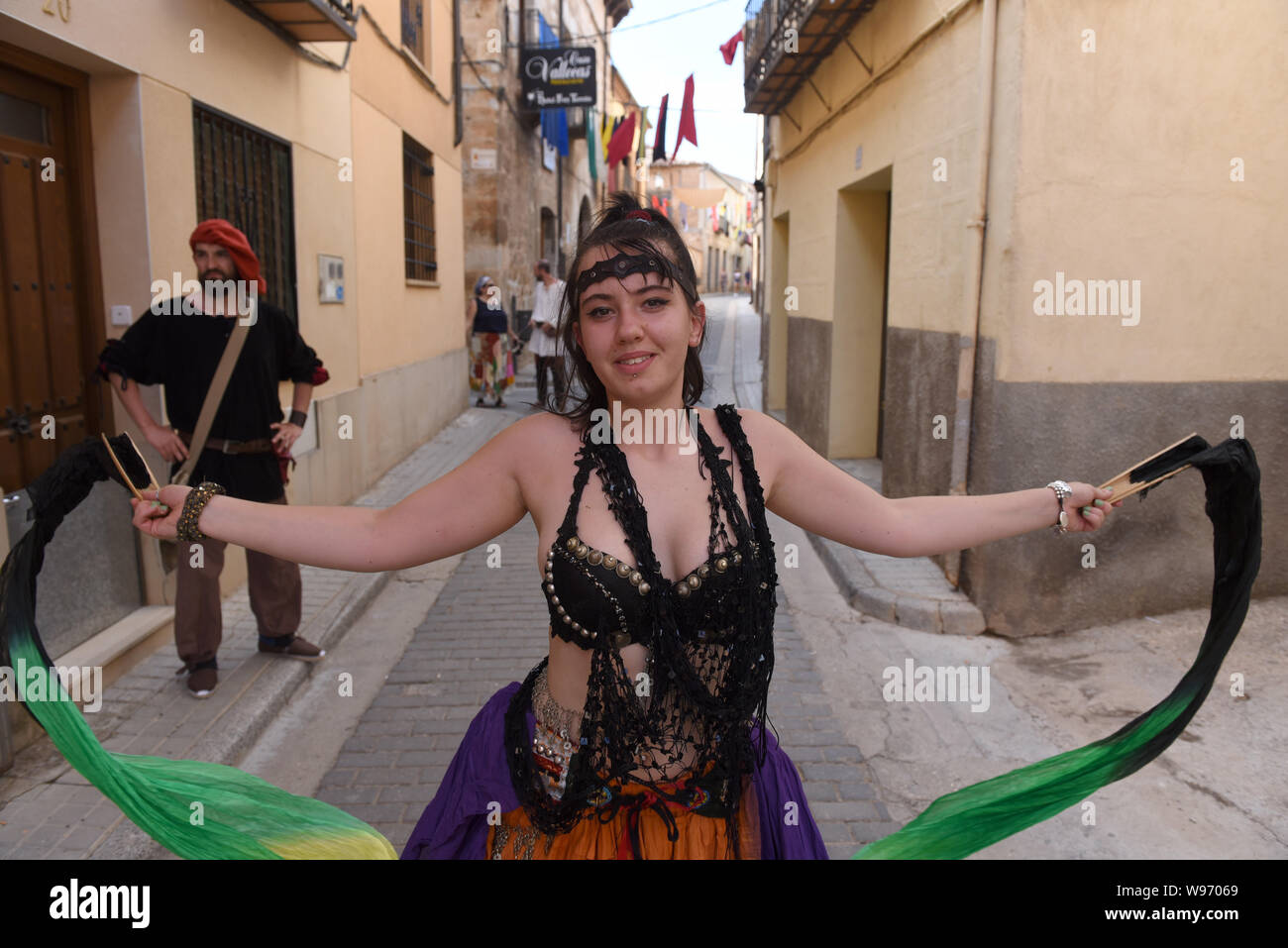 Une femme vêtue d'un costume pose pour une photo lors de la fête.Le village de Berlanga de Duero, au nord de l'Espagne célèbre un marché médiéval qui vise à récupérer la tradition commerciale, festival culturel de rassemblement, devenu populaire et de coexistence entre tous les voisins et les visiteurs. Banque D'Images