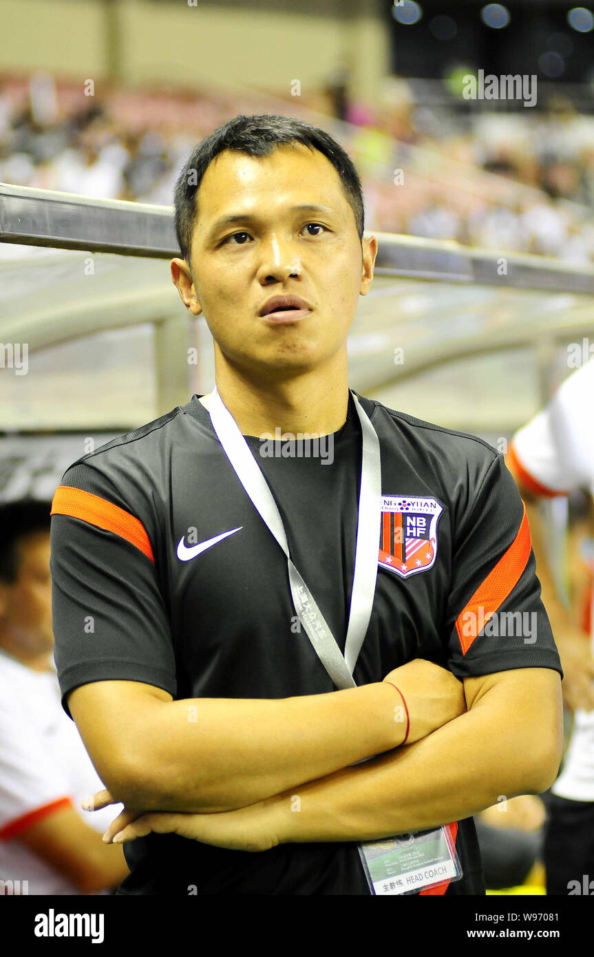 L'entraîneur-chef Zhu Jiong Shenxin de Shanghai ressemble lors d'un match de football amical contre le VfL Wolfsburg à Shanghai, Chine, le 29 juillet 2012. Shanghai Sh Banque D'Images