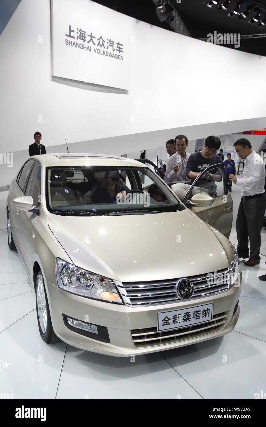 Visiteurs examiner une nouvelle Santana de Shanghai Volkswagen, une joint venture entre SAIC et VW, lors de la 10e Chine (Shanghai) International Automobile Banque D'Images