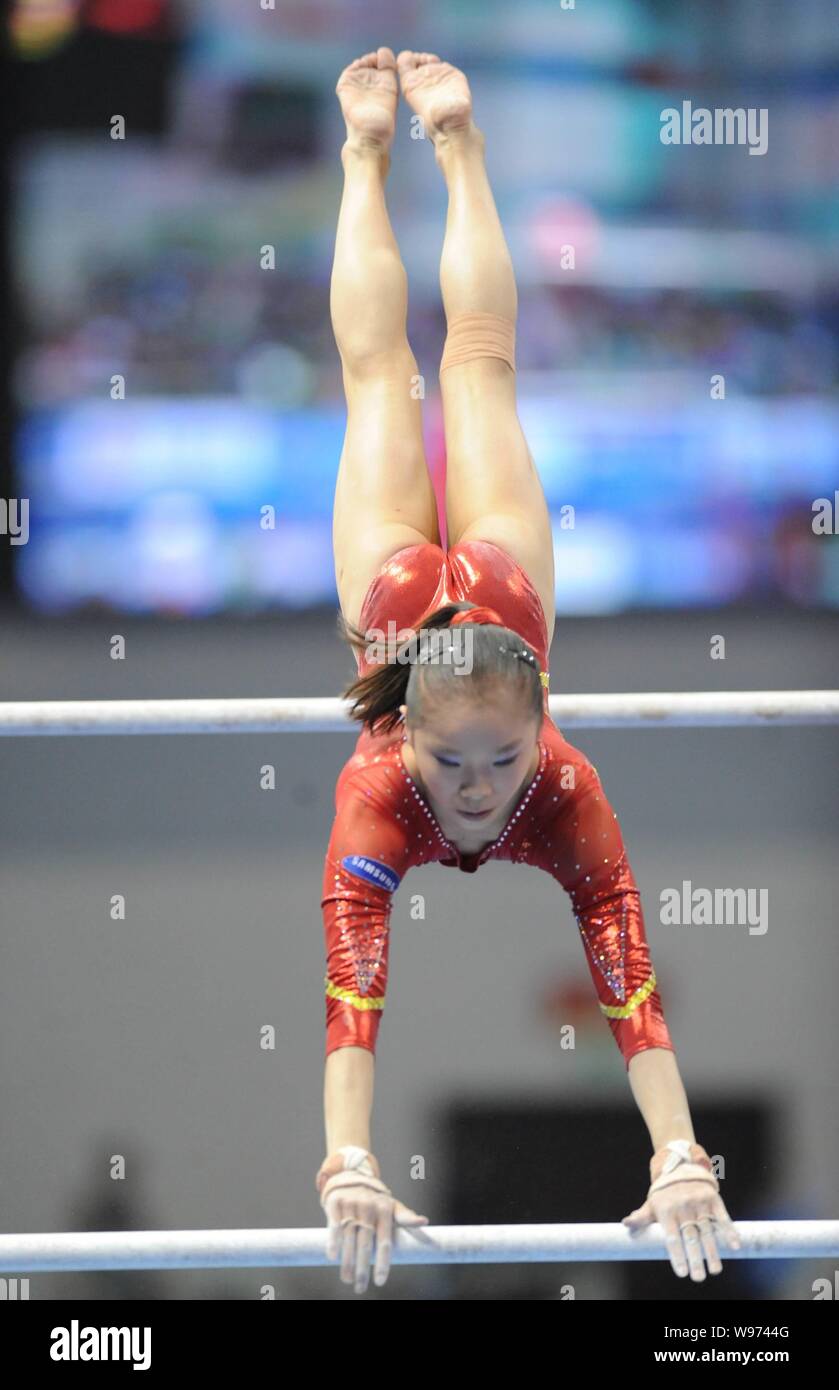 Chines gymnaste Yao Jinnan participera à l'événement aux barres asymétriques femmes pendant la Coupe du Monde de Gymnastique 2012 à Zibo Zibo City, Shandong Chine Moyen-Orient bauvin Banque D'Images