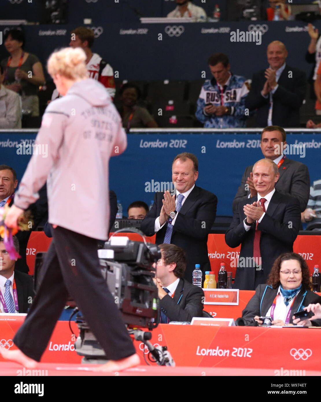 Le président russe Vladimir Poutine, à droite, est représenté dans la finale d'une compétition de judo femmes au cours de la London Jeux Olympiques de 2012 à Londres, Royaume-Uni, 2 A Banque D'Images