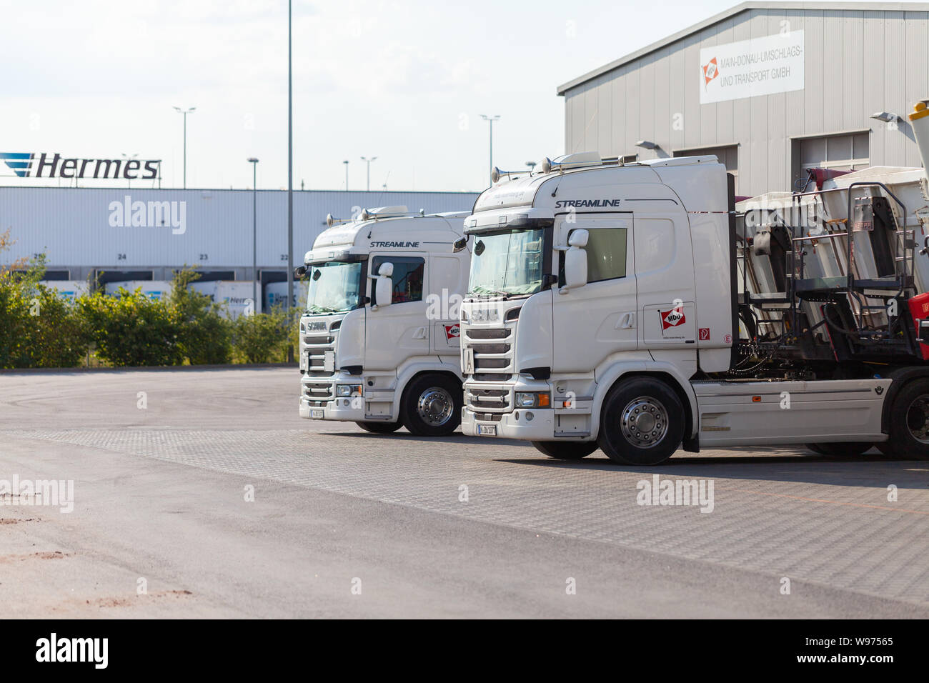 NUREMBERG / ALLEMAGNE - 4 août 2019 : Scania R 520 chariot à partir d'une entreprise transitaire MDU se trouve sur une rue. Banque D'Images