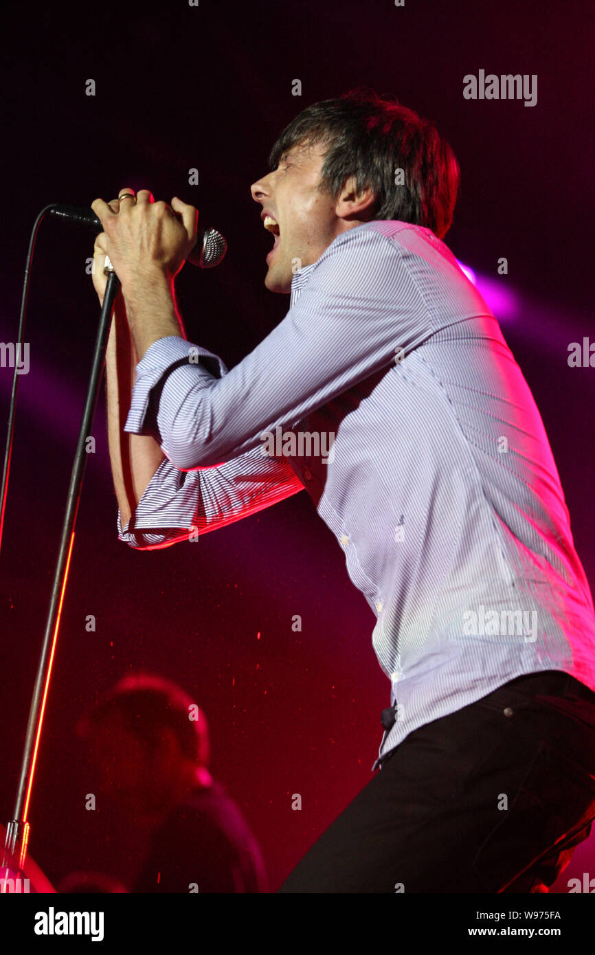 La chanteuse vedette du groupe de rock anglais Suede, Brett Anderson effectue au cours de la 2012 Big Love Cheng Du Music Festival, au sud-ouest de la ville de Chengdu en Chine Banque D'Images