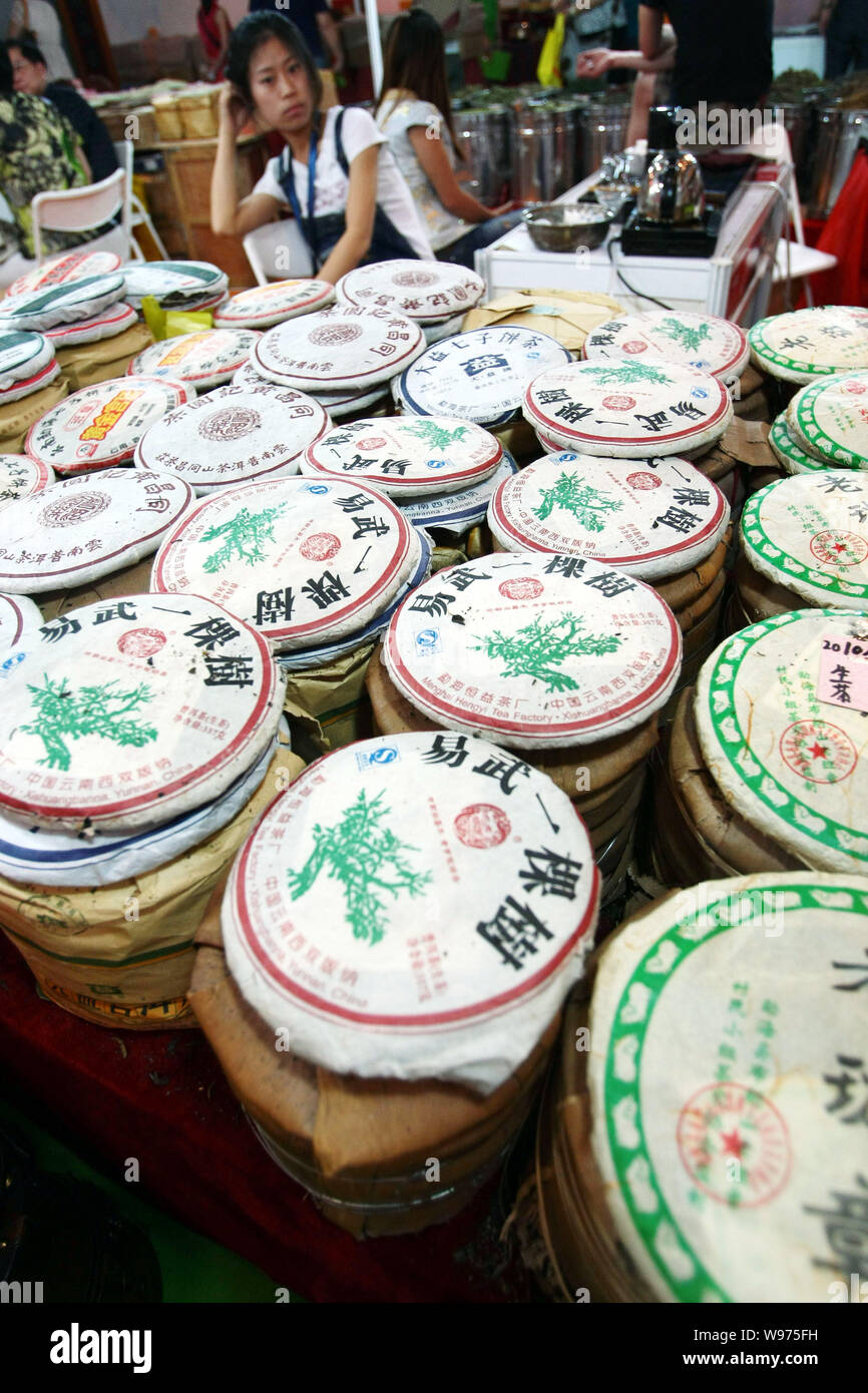 --FILE--exposants chinois afficher plateau au cours de la China Tea Expo 2012 à Shanghai, Chine, 18 mai 2012. Plateau mondial les prix sont fixés pour rester forts thro Banque D'Images