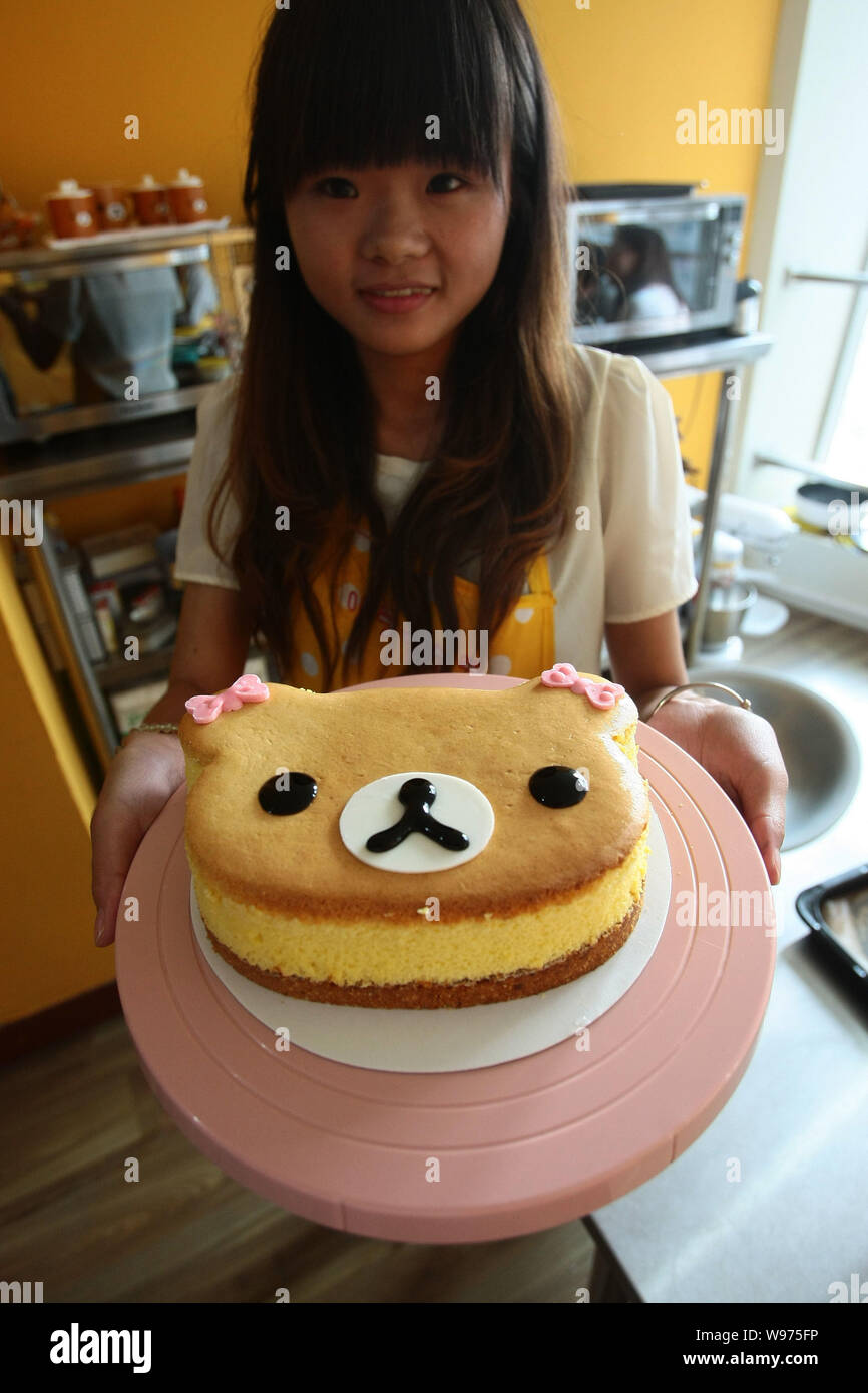 Un Personnel Chinois Demontre Un Gateau En Forme De Abnote Lors D Une Boulangerie A Theme Abnote A Shanghai Chine Le 14 Juin 12 Une Boulangerie A Theme Abnote Jeudi Photo Stock Alamy Un Personnel Chinois Demontre Un Gateau En Forme De Abnote Lors D Une Boulangerie A Theme Abnote A Shanghai Chine Le 14 Juin 12 Une Boulangerie A Theme Abnote Jeudi Photo Stock Alamy