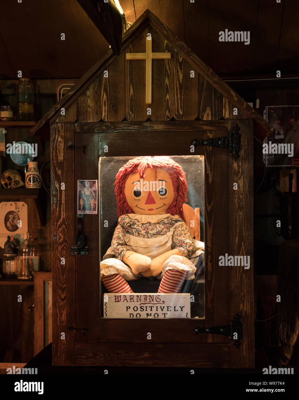 Le vrai Annabelle poupée qui est situé dans le Warren's Musée occulte à  Monroe dans le Connecticut. C'est la poupée que tous les 3 sont basés sur  les films d'Annabelle Photo Stock -
