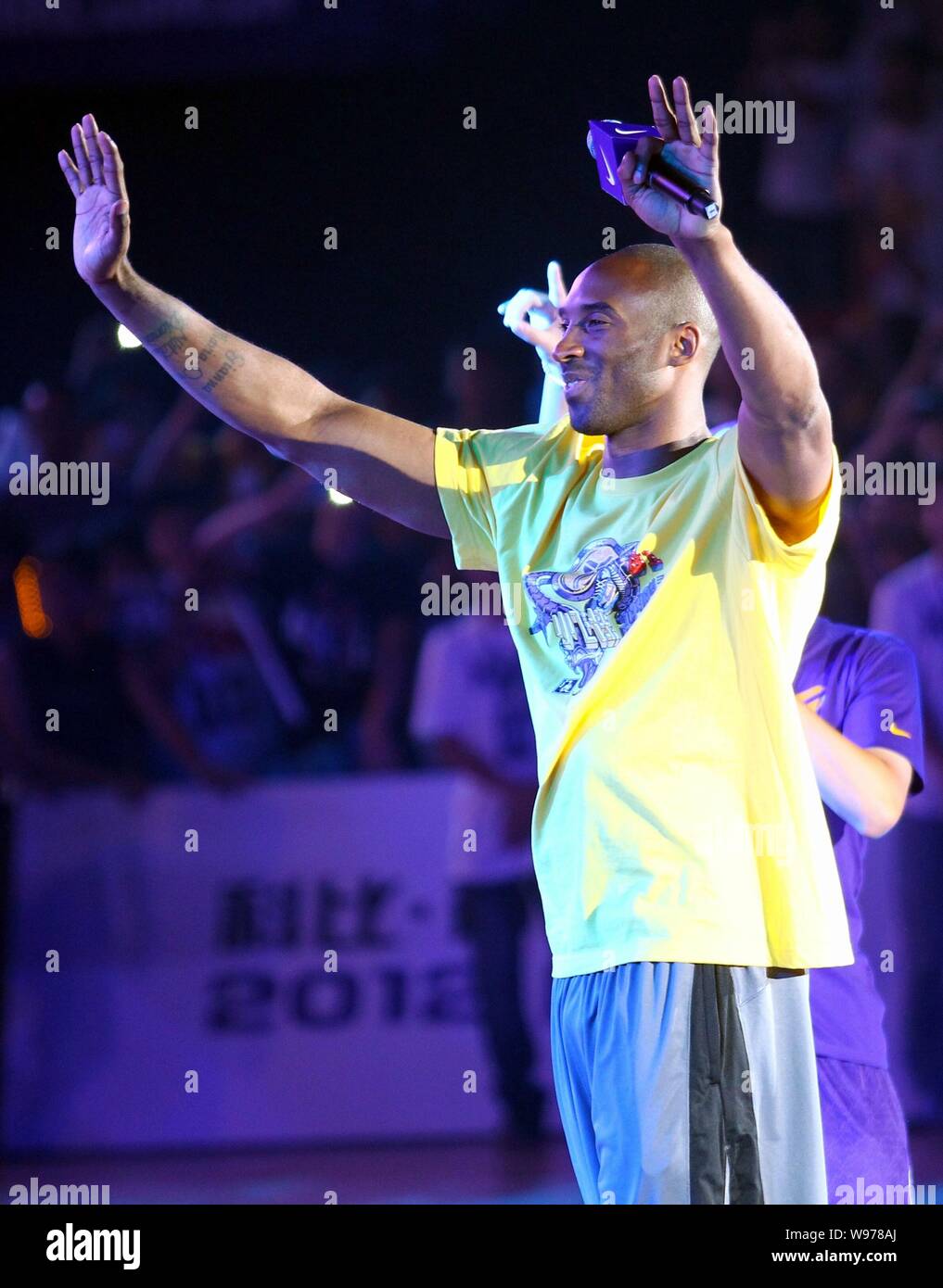 NBA superstar Kobe Bryant vagues à un événement pour rencontrer les fans lors de sa tournée en Chine à Wuhan, province de Hubei, Chine centrale le 16 août 2012. Banque D'Images